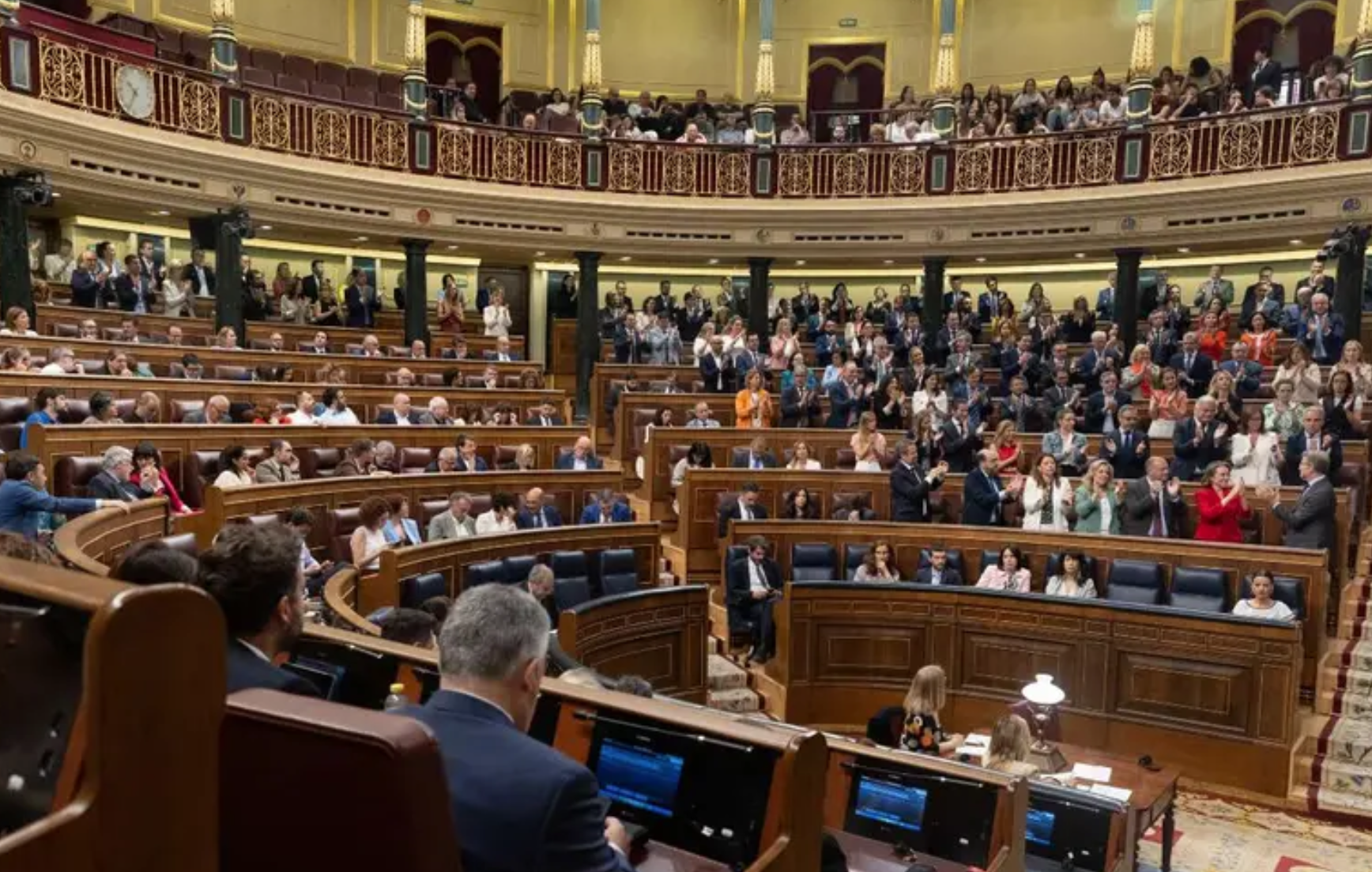 Legisladores de España aprueban la amnistía a los independentistas catalanes 